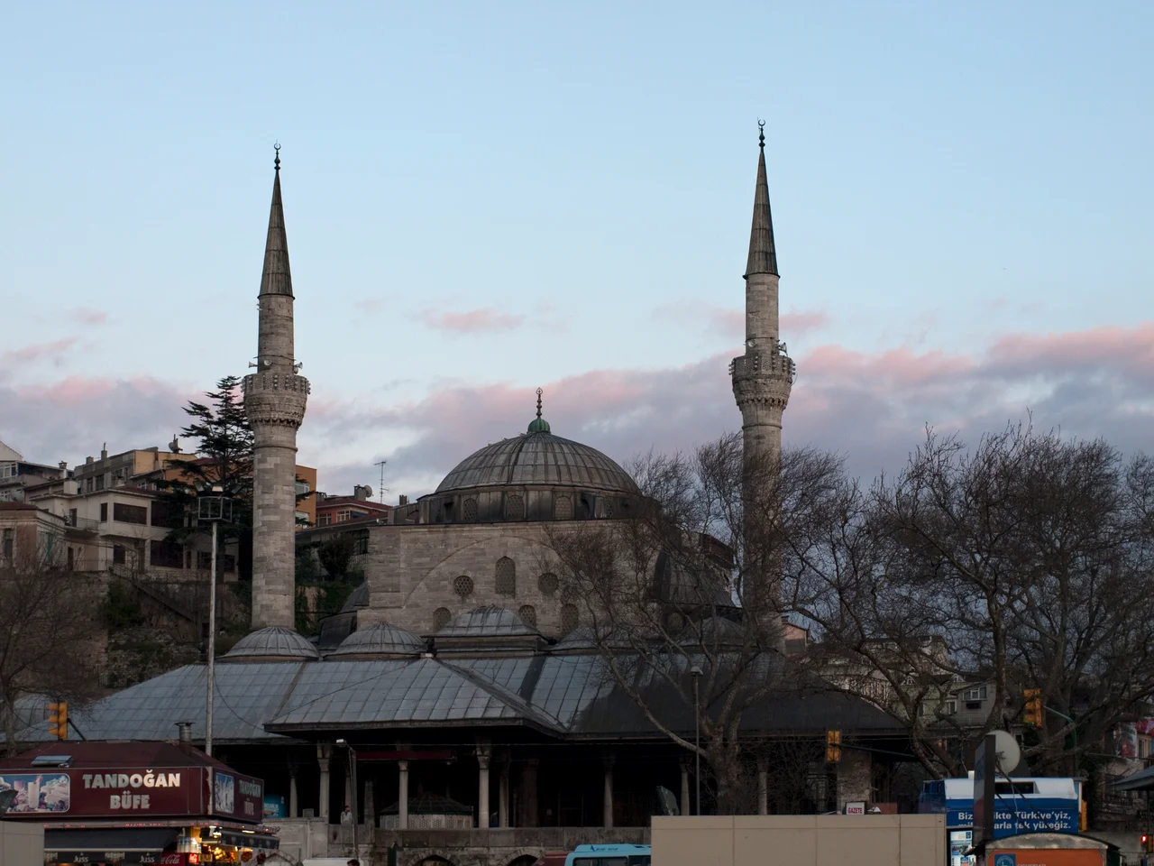 Exterior of the Mihrimah Sultan Mosque (Üsküdar), view from the harbour