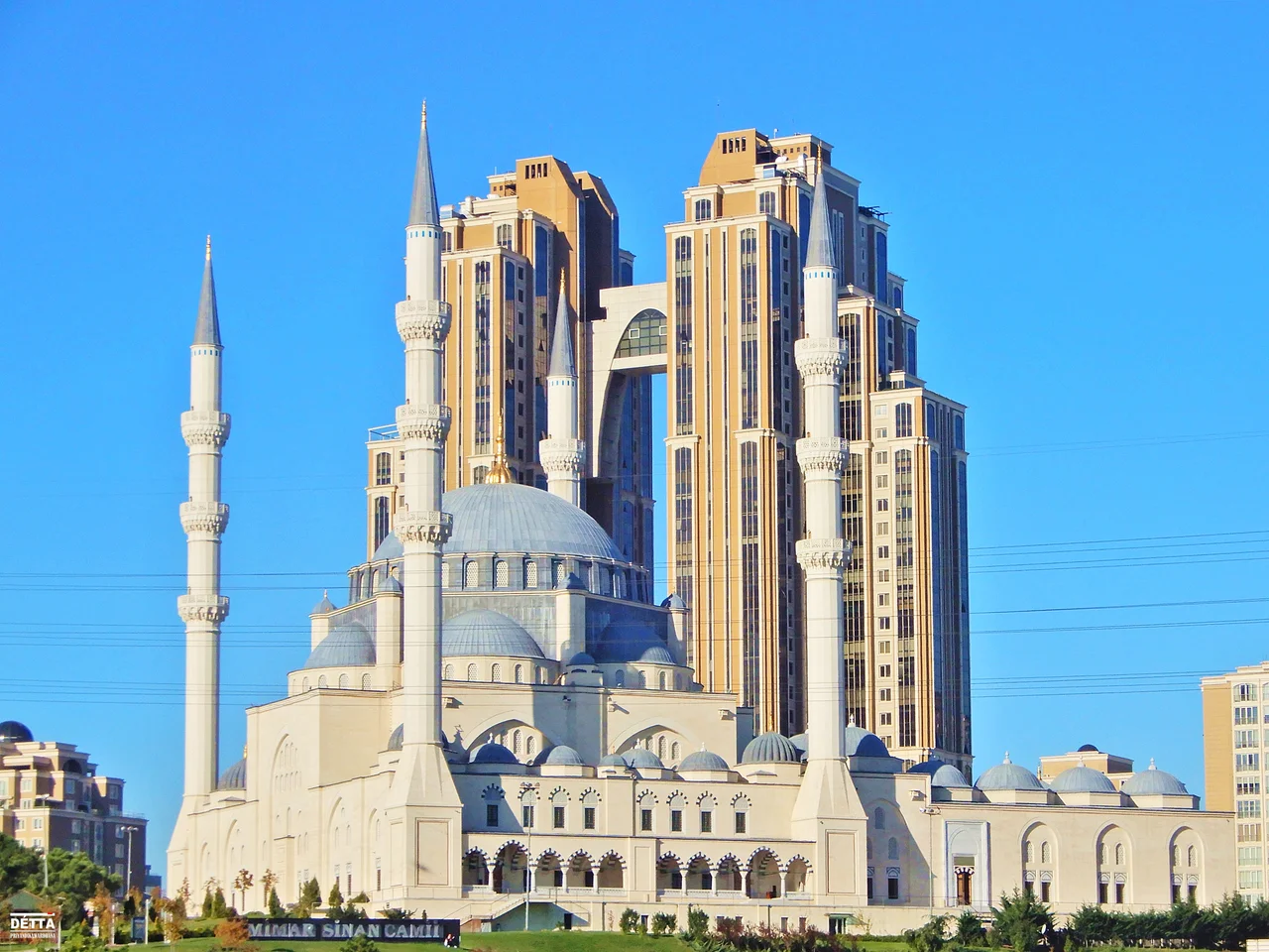 Mimar Sinan Mosque, Ataşehir district of Istanbul. The large building behind the mosque is Uphill Court.
