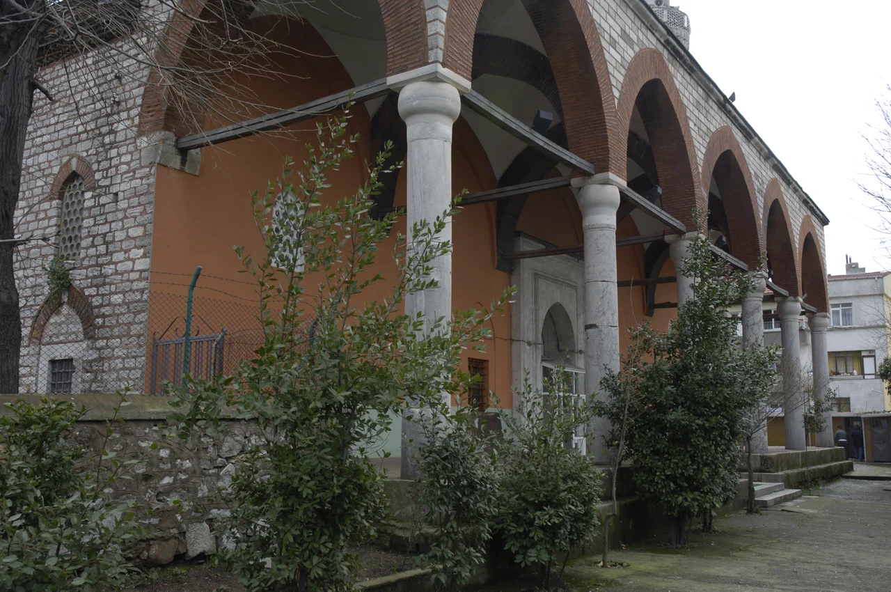 The Rumi Mehmet Paşa Camii, 1471. The Strolling through Istanbul guide (Redhouse) describes it as "the most Byzantine in external appearance: the high cylindrical drum of the dome, the exterior cornice ...". Mehmet Paşa was a Greek who became one of Fatih's vezirs.