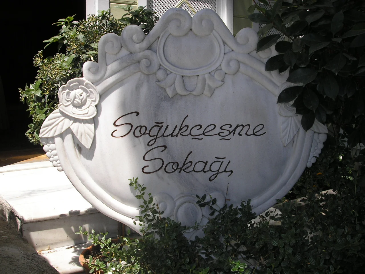 The Soğukçeşme Sokağı is a small street in-between the Hagia Sophia and Topkapi Palace. The street is full of Ottoman-era wooden mansions that have been renovated by the Automobile Club of Turkey into luxury hotels.