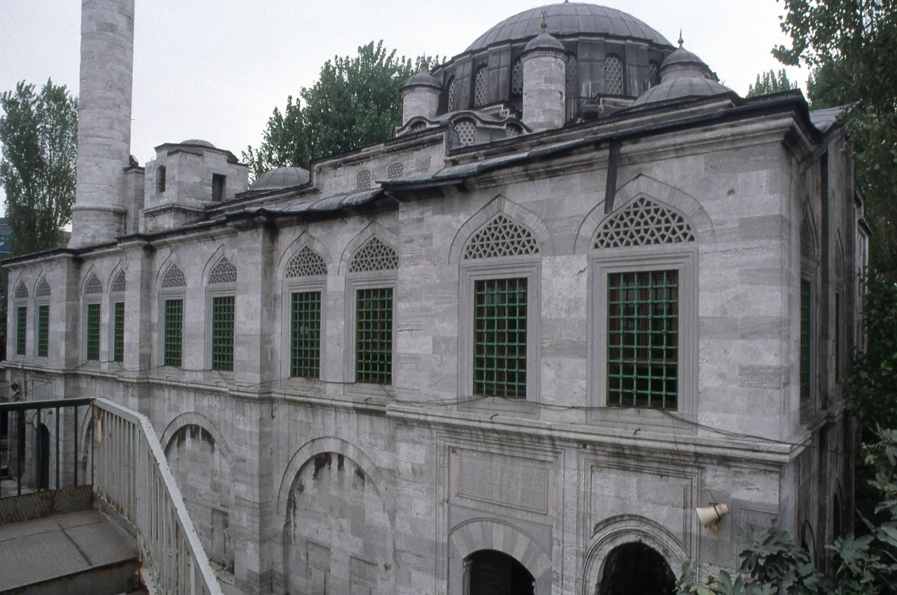 The Sokollu Mehmet Pasha Mosque Azapkapi has been restored and after years looks brand new. It well deserves a visit because of its fine architecture, but is rarely visited by tourists because of its location and probably because it lacks the many Iznik tiles the other extant Sokollu Mehmet Pasha Mosque has. However, the nearby area is being developed, and the mosque seems to be popular with locals. Nearby is a wonderful çeşme cum sebil.