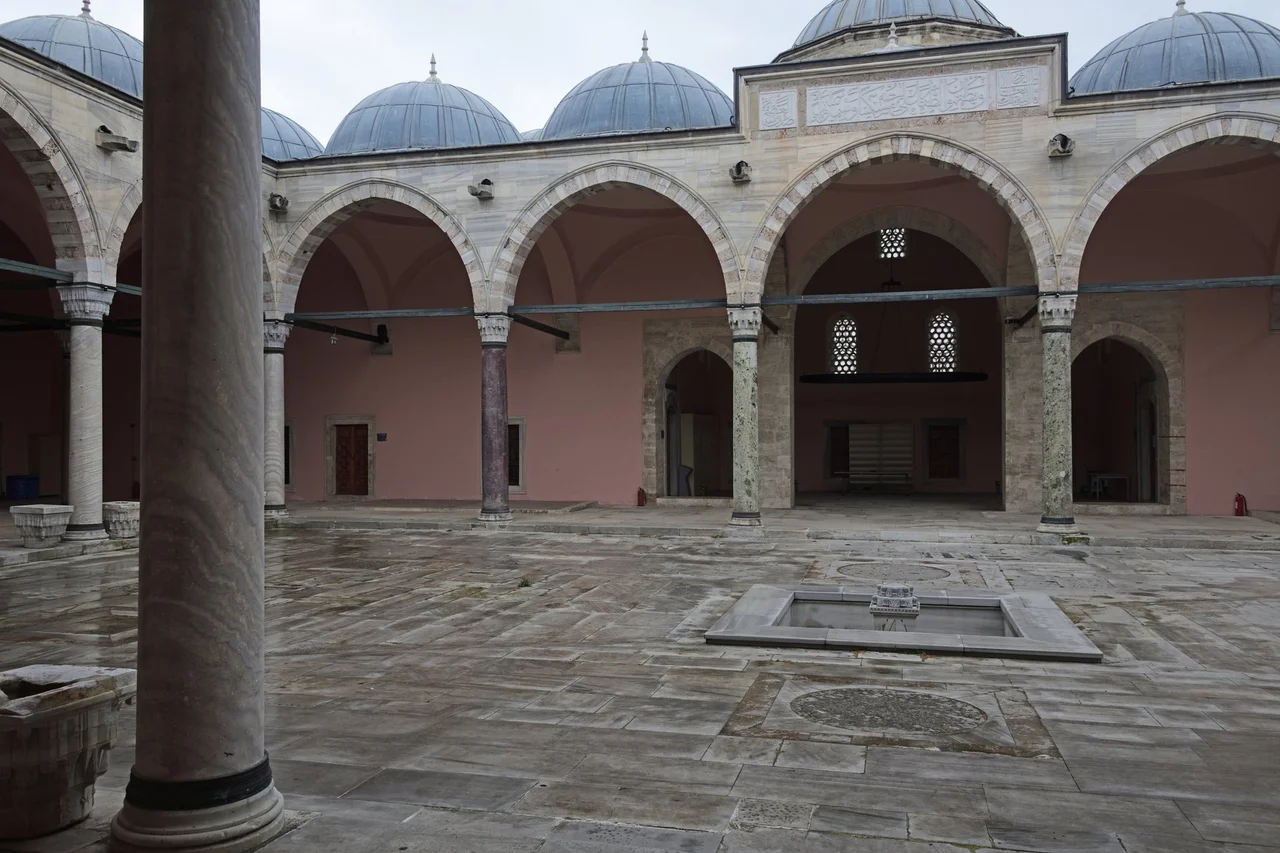 Large parts of the Süleymaniye complex were (in 2023) being restored. One either was finished, or not in line for long, the tabhane, which was the guesthouse. It now houses the Il müftülüğü, the provincial offices for the Islamic law. It has a fine courtyard; these are pictures of it. Some are computer-merged into panoramic pictures in two different projections. Some are of the outside.