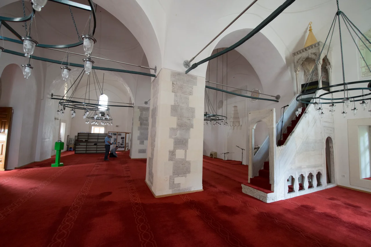 General view of the interior. Zincirli means "with a chain", kuyu means well.