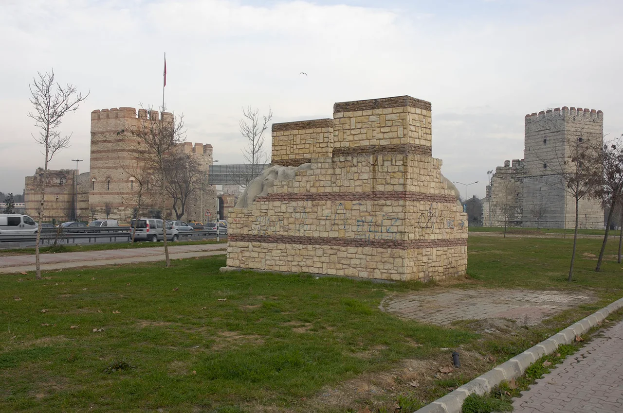 The structure to the right is the Marble Tower, the southernmost tower of the old walls. The walls to the left connect (after a break) to the Yedikule fortress.
The tower is 13 meters square at its base and 30 meters high, its lower half is faced in marble. It is unlike any other structure in the whole defence-system and may have been part of an imperial sea-pavilion. Ruins beside it seem to indicate it was part of a small castle. Beyond the tower there are the sunken remains of a mole which must have been part of the castle harbour. Info from Strolling through Istanbul, guidebook.