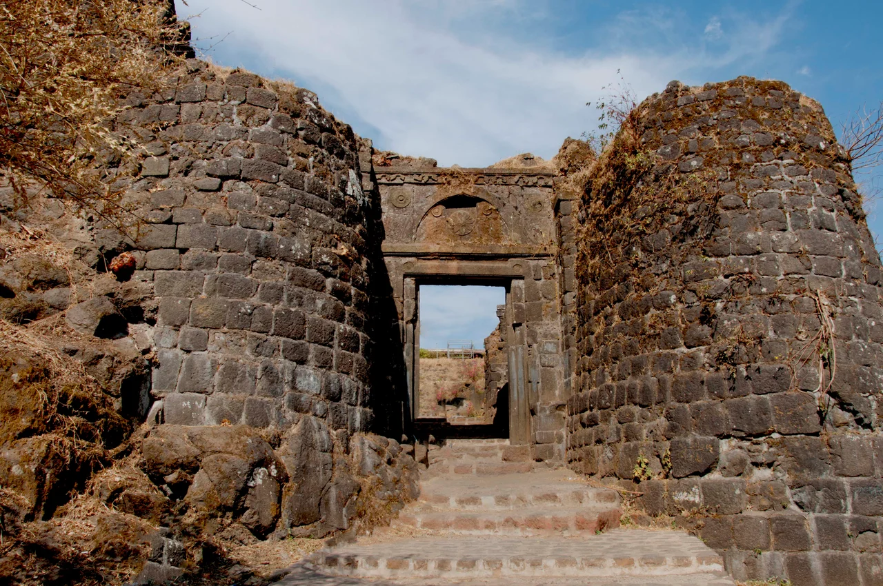 Pune Darwaza , the other doorway to the fort,pointing in the direction of Pune.