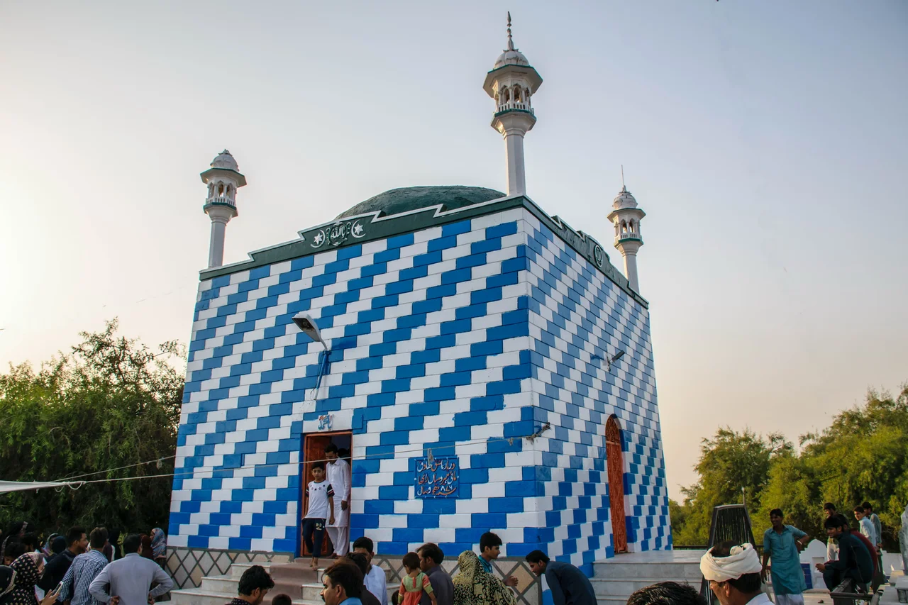 Tomb of Mahi Heer (Heer Ranjha) Heer Ranjha is one of several popular tragic romances of Punjab.