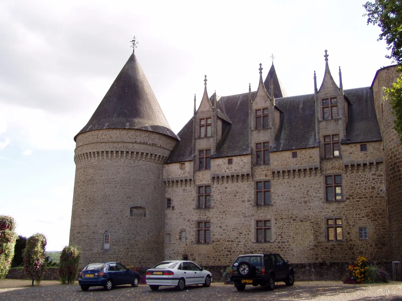photographie du Château de fr:Rochechouart en fr:Haute-Vienne, prise par Accrochoc le 30 août fr:2006