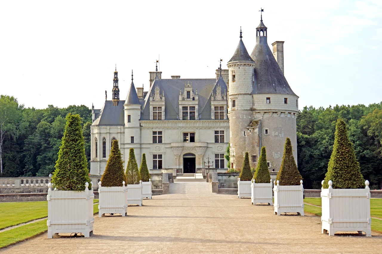 Château de Chenonceau spans the River Cher, near the small village of Chenonceaux. It is one of the most well-known châteaux of the Loire valley. The current château was built in 1514-1522 on the foundations of an old mill and was later extended to span the river. The bridge over the river was built between 1556-1559.
The original château was torched in 1412 by King Charles VII to punish owner Jean Marques for supporting the Duke of Bourgogne and the English.
The son built a new château and fortified mill on the site. He sold the castle to Thomas Bohier in 1513 who destroyed the castle, though its 15th-century keep was left standing. He then built an entirely new residence between 1514 and 1522, much of what we see today.