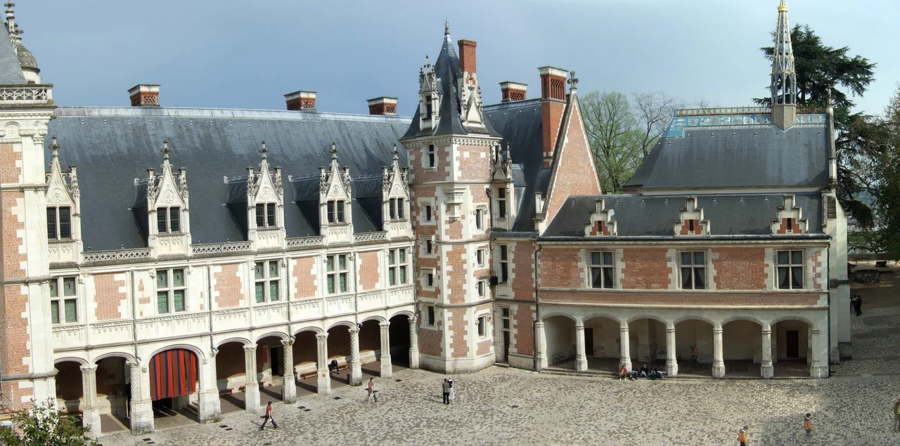 Interior view of the Louis XII wing of the Château de Blois, including the chapel at the right of the picture. Panoramic shot of about 4 photos. Mind the clones!
Taken by me.