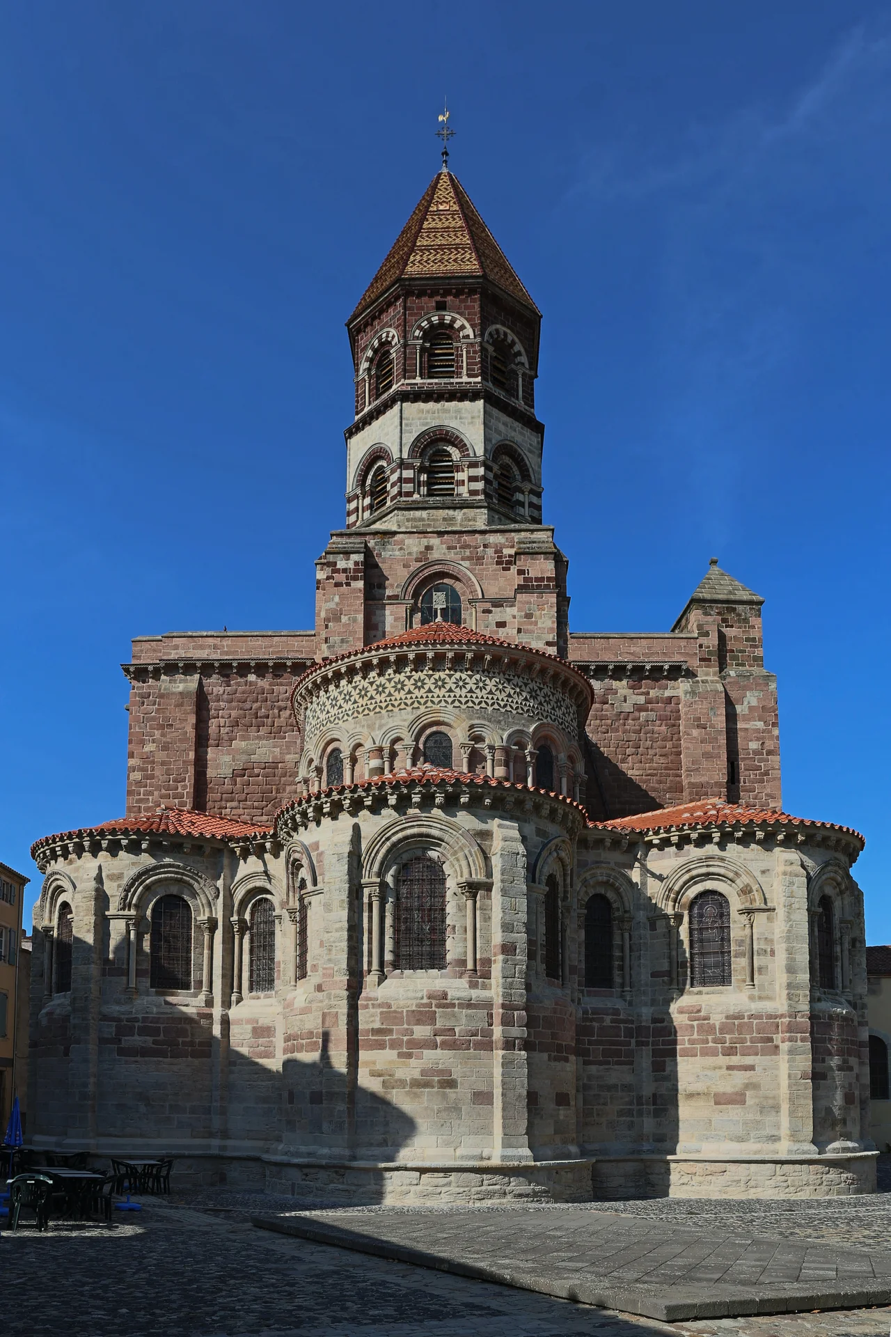 Basilique Saint-Julien de Brioude : le chevet vue de la place Grégoire de Tours.