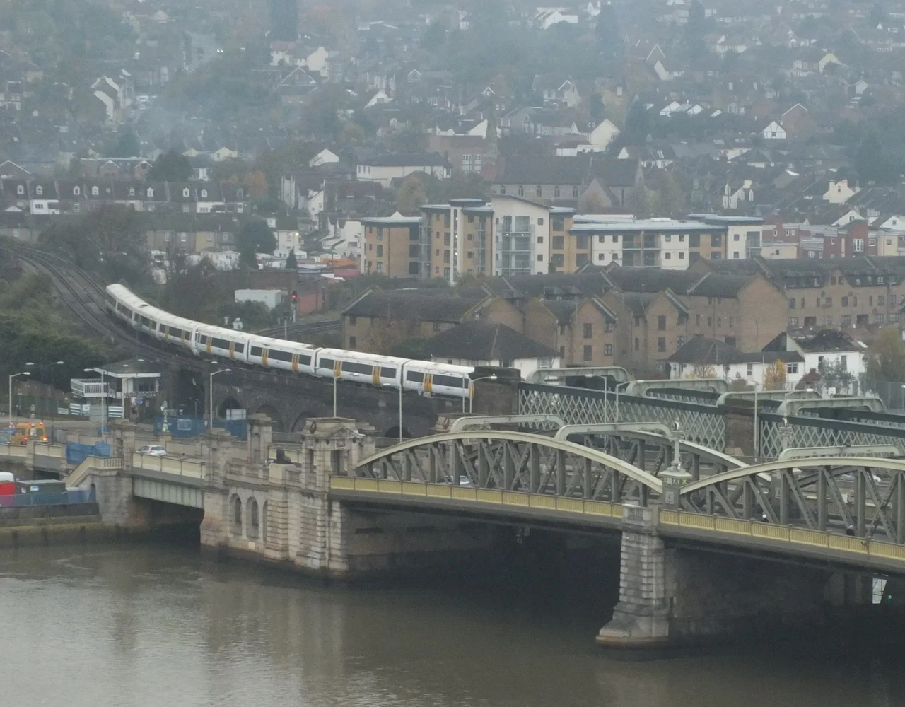 Rochester Bridge from the keep of Rochester Castle, with the rail lines around Strood railway station. The upline forks, the left taking the Victoria line on a gentle curve around Strood and the right line turns sharply into Strood station. This line carries the Javelin service to Ebbsfleet and St Pancras and the Charing Cross line. Beneath the Victoria line, the Medway Valley line leaves for Cuxton and Maidstone.
Down train from Victoria.