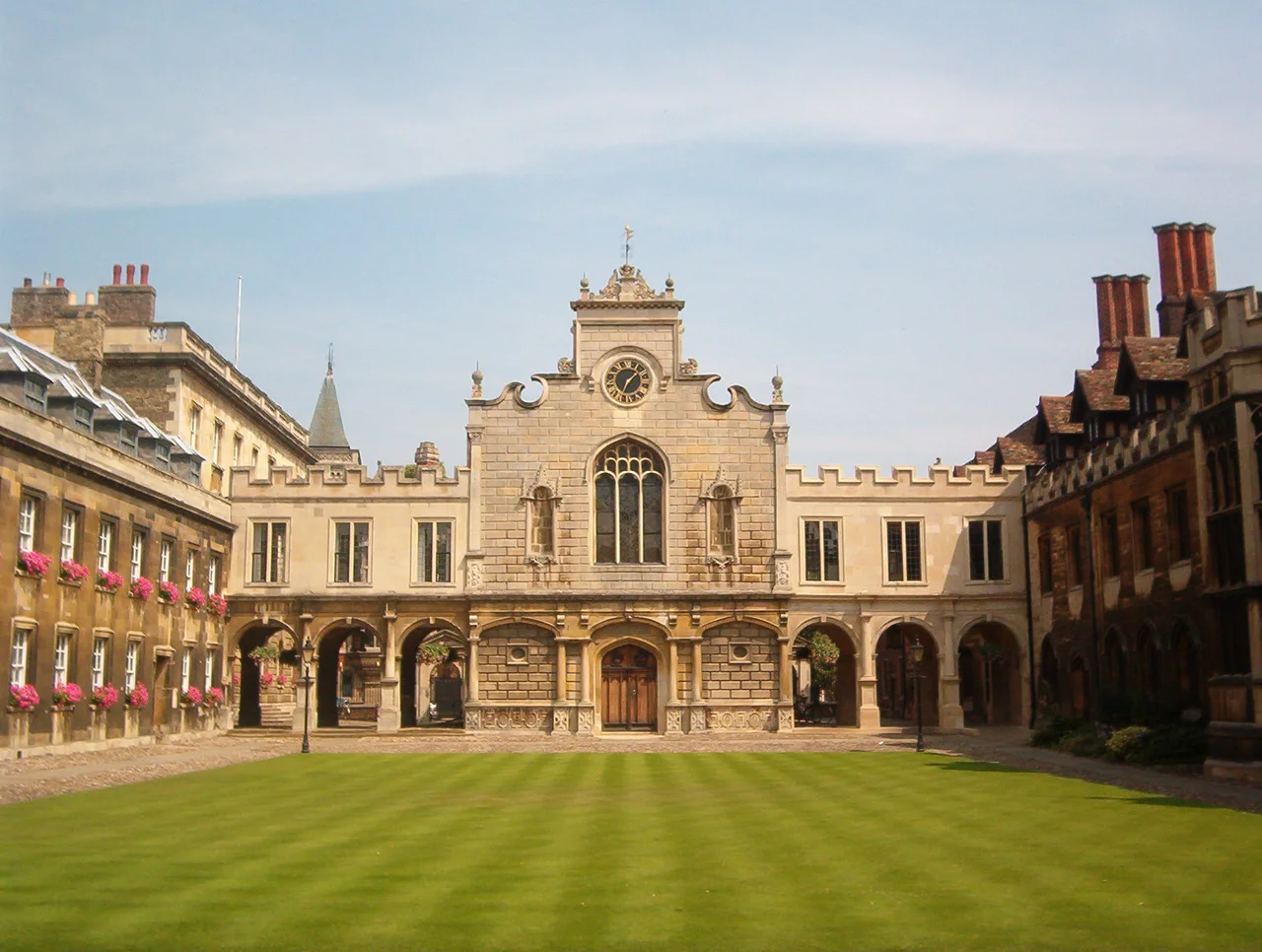en:Peterhouse, Cambridge. A view of the chapel across Old Court. Photo by Azeira, August 2004.