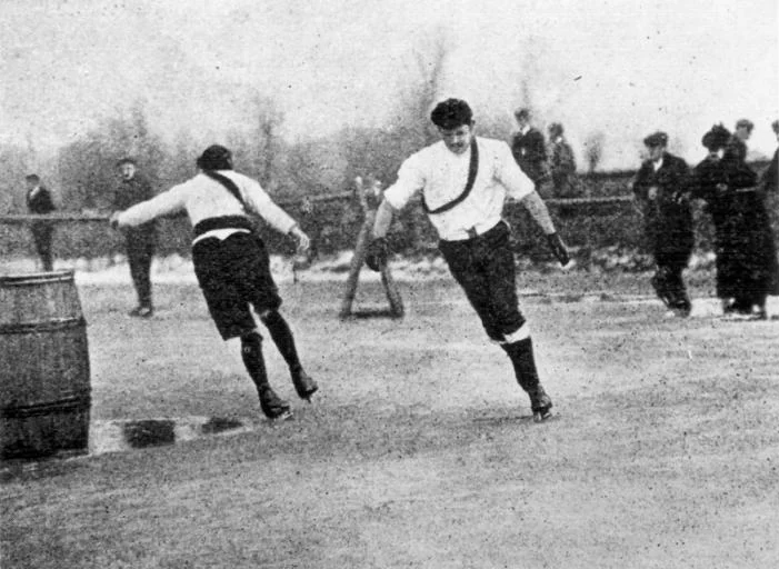 Fenskaters go around the barrel during fen skating competition