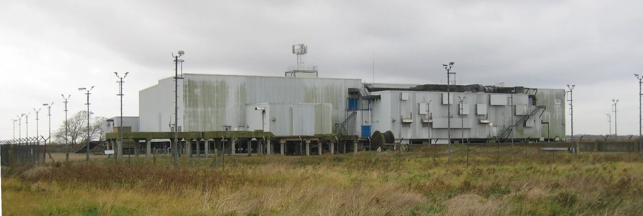 Former Cobra Mist building at Orford Ness, now used for the Orfordness Transmitter. Photo taken by User:Harumphy October 20th, 2004.