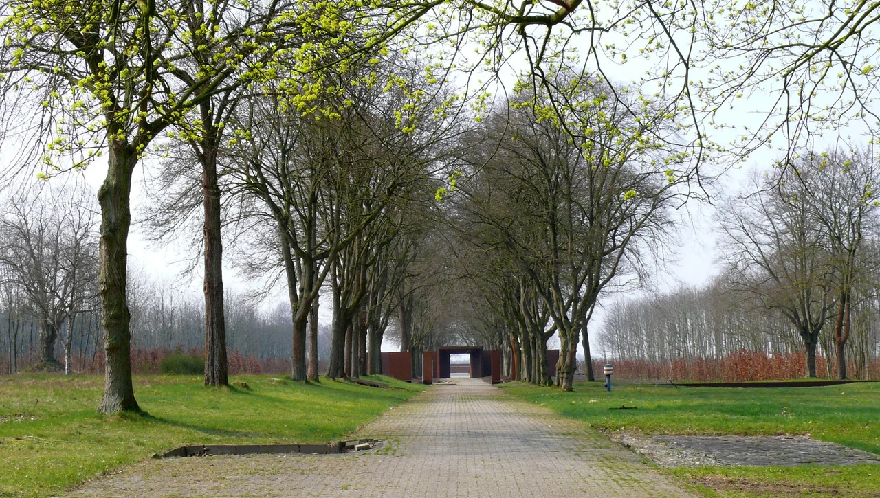 Überblick Gedenkstätte Esterwegen die ehemalige Lagerstraße entlang.