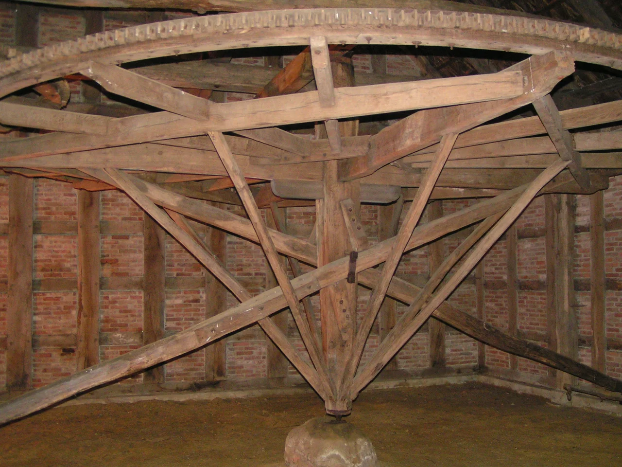 Rossmühle (Pferdegöpel) in der Dresch- und Getreidescheune der Wehlburg im Museumsdorf Cloppenburg