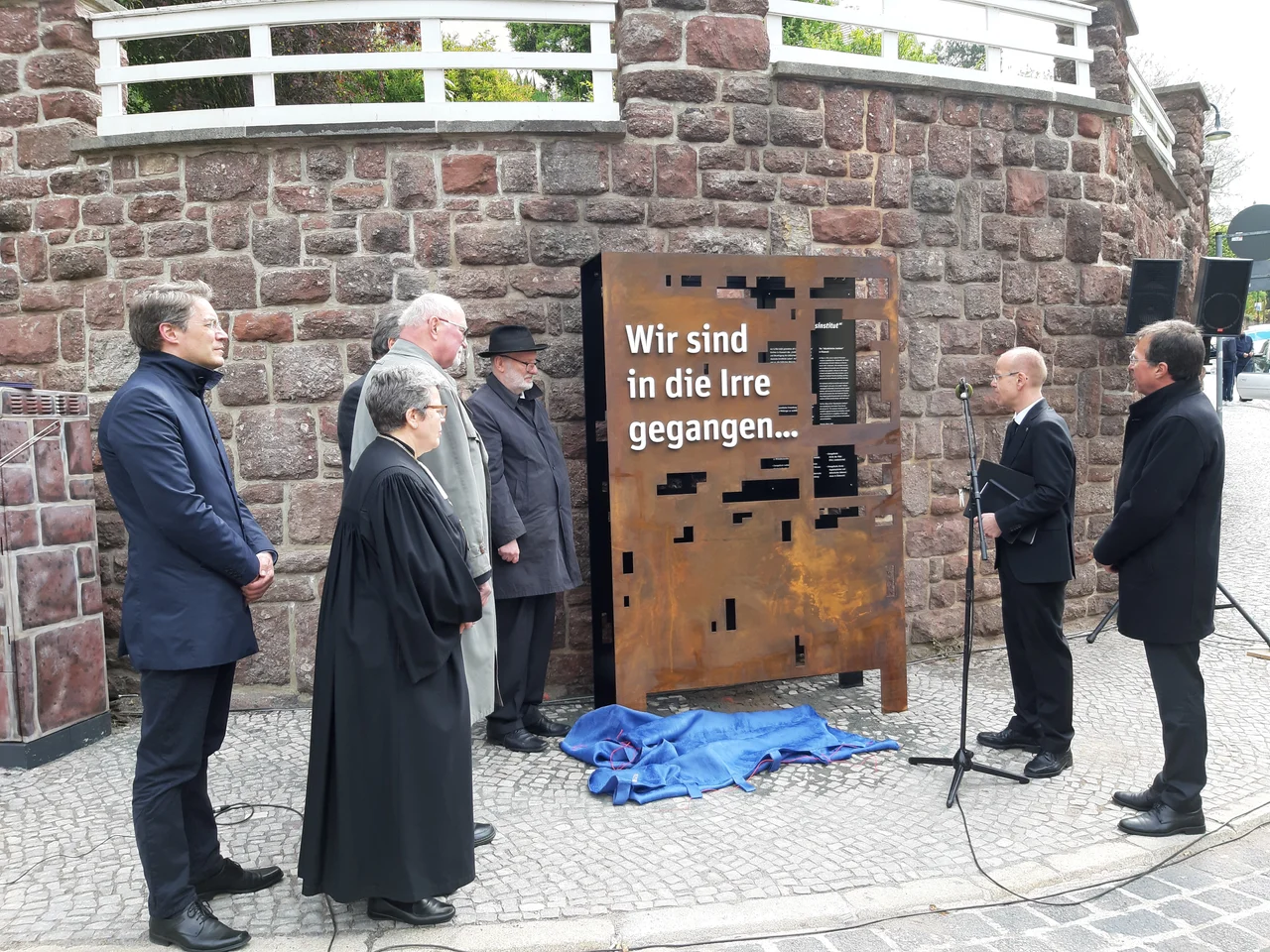 Enthüllung des Mahnmals am 6. Mai 2019 (v.l.n.r.: Initiator des Mahnmals und Kurator des Eisenacher Lutherhauses, Dr. Jochen Birkenmeier; Landesbischöfin der Evangelischen Kirche in Mitteldeutschland, Ilse Junkermann; Präses der Evangelischen Kirche in Hessen-Nassau, Dr. Ulrich Oelschläger; Kirchenpräsident der Evangelischen Landeskirche Anhalts, Joachim Liebig [verdeckt]; Karl W. Schwarz, Vertreter der Evangelischen Kirche Augsburgischen und Helvetischen Bekenntnisses in Österreich, der Dezernent für Theologische Grundsatzfragen der Evangelisch-Lutherischen Landeskirche Sachsen, Thilo Daniel, sowie Propst Thomas Drope von der Evangelisch-Lutherischen Kirche in Norddeutschland)