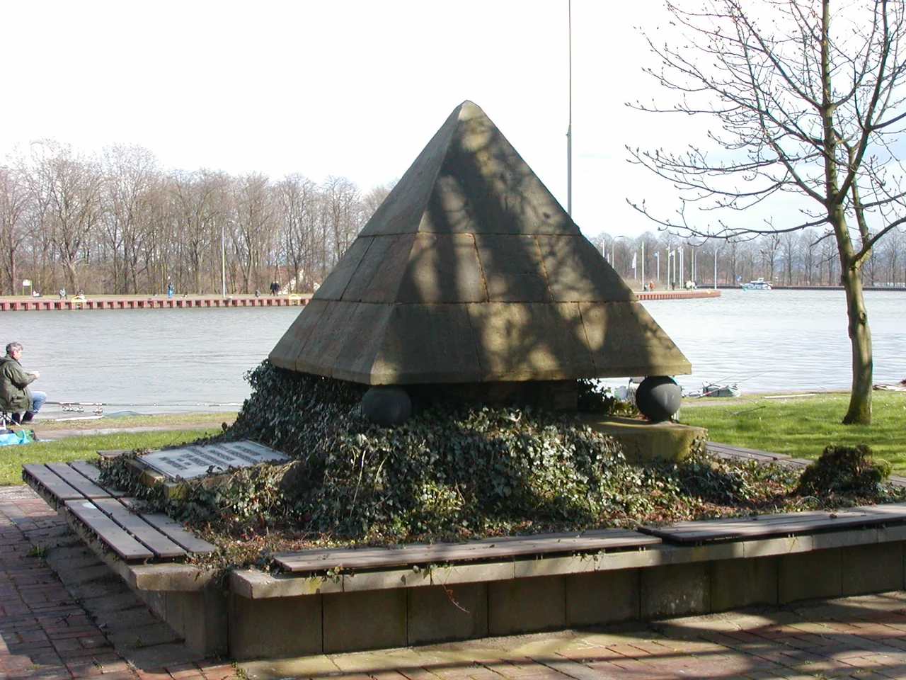 Leo-Sympher-Denkmal bei Minden, Nordrhein-Westfalen: Innerhalb der Anlagen des Wasserstraßenkreuzes Minden befindet sich am Mittellandkandkanal und vor dem Informationszentrum ein Denkmal, das an den preußischen Ministerialdirektor Leo Sympher erinnert. Sympher wurde am 19. Oktober 1854 in Hann. Münden als Sohn eines hannoveranischen Offiziers geboren. Von frühester Jugend an war er mit Werra, Fulda und Weser auf das Engste vertraut.
Die Planungen und Ausführung des Mittellandkanals als Verbindung zwischen Ems, Weser und Elbe am Südrand des Norddeutschen Tieflands, insbesondere das Wasserstraßenkreuz von Weser und Mittellandkanal, sind sein Hauptwerk. Von Leo Sympher wurden im Einzugsbereich der Weser die Edertalsperre und die Diemeltalsperre mit errichtet. Diese sollten im Sommerhalbjahr Zuschusswasser in die Weser als Ersatz für die in Minden zu entnehmenden Wassermengen zur Versorgung des Kanals liefern.
Nach ihm ist auch die ufernahe Sympherstraße in Minden und das Leo Sympher Kolleg in Hann. Münnden benannt.