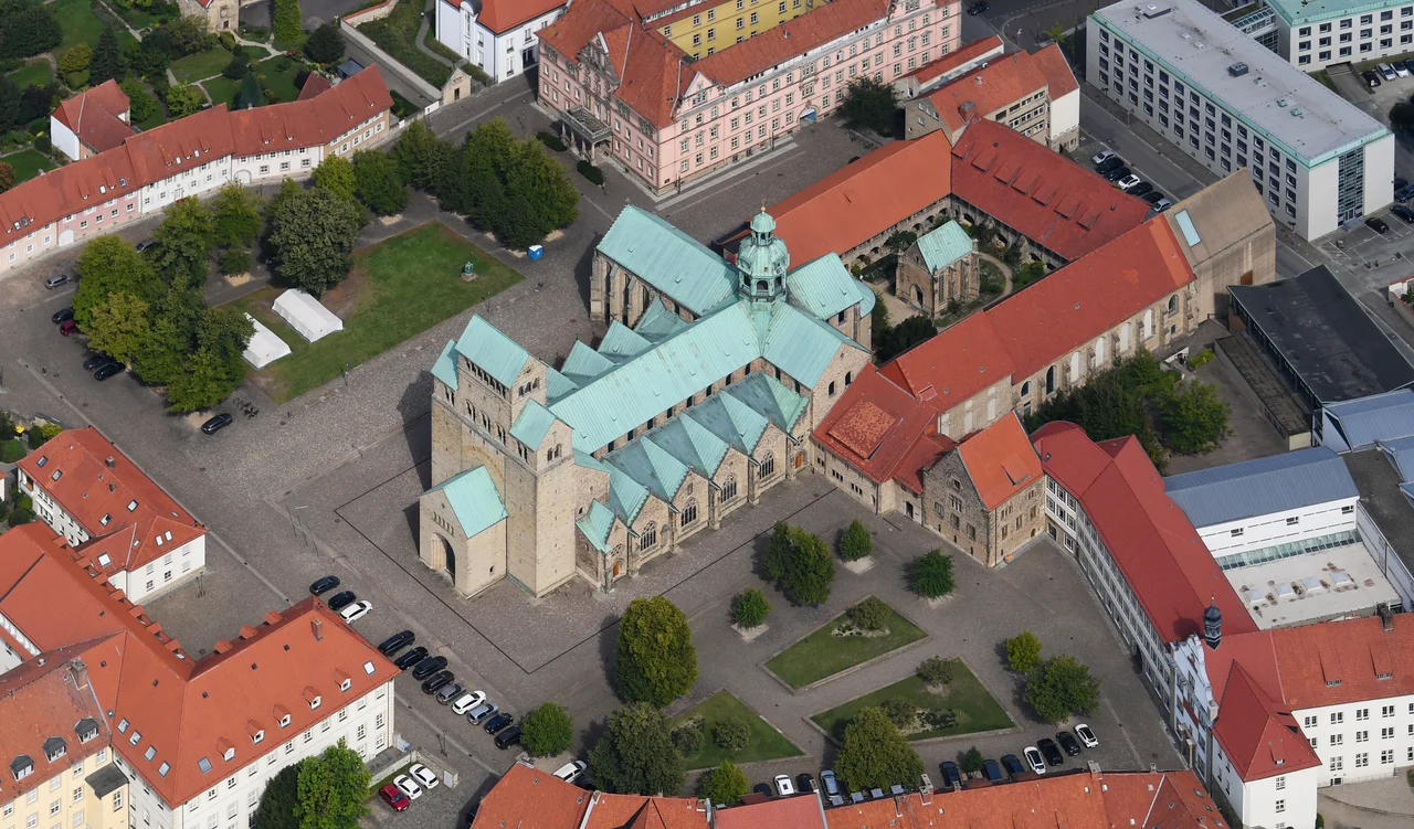 Aerial image of St. Mary's Cathedral, Hildesheim (view from the southwest)