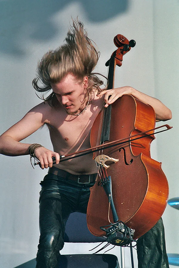 Perttu Kivilaakso of Apocalyptica bei einem Konzert bei dem Festival Mera Luna in Hildesheim 2003.