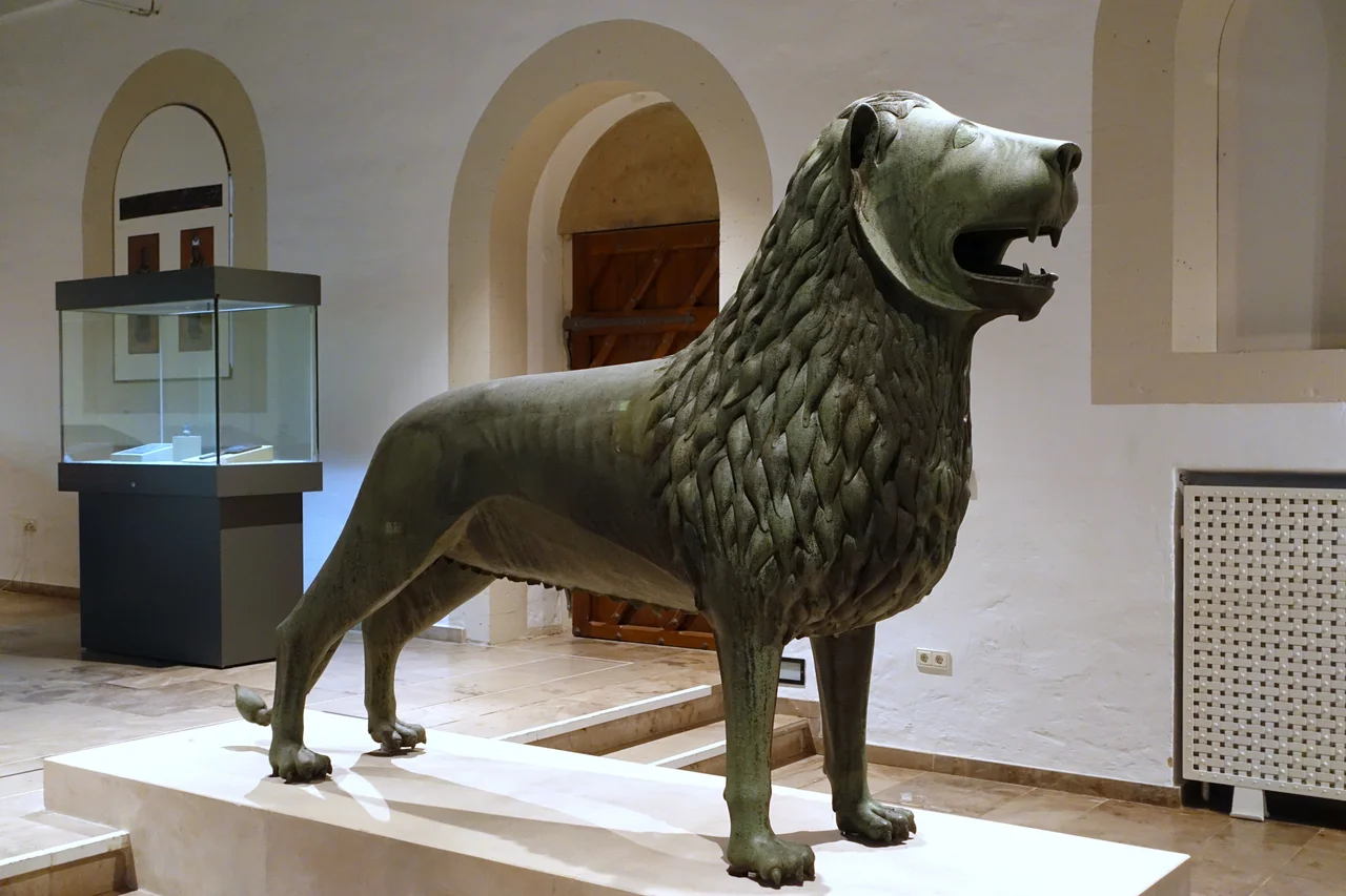 Goslar, Germany: Kaiserpfalz Goslar, one of the two copies of the Braunschweiger Löwe (Brunswick Lion).