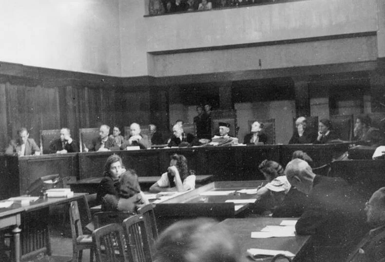For documentary purposes the German Federal Archive often retained the original image captions, which may be erroneous, biased, obsolete or politically extreme. ADN/Illus
Am Montag Urteil im Dresdner Ärzteprozeß
Die Todesstrafe und Einziehung des Vermögens zu Gunsten des Landes Sachsen beantragte der Staatsanwalt im Dresdner Ärzteprozeß gegen die Angeklagten Dr. Nitsche, Dr. Langer, Dr. Herzer, Dr. Leonhardt, die Oberschwester Sachse, die Schwestern Puschmann, Klara Friedrich und Ackermann, sowie die Pfleger Fehre und Gäbler. Die Strafen für die anderen Angeklagten stellte er in das Ermessen des Gerichts.
UBz: Das Hohe Schwurgericht, i.d.Migtte: Landesgerichtsdirektior Dr. Fischer und Landespräsident Fischer