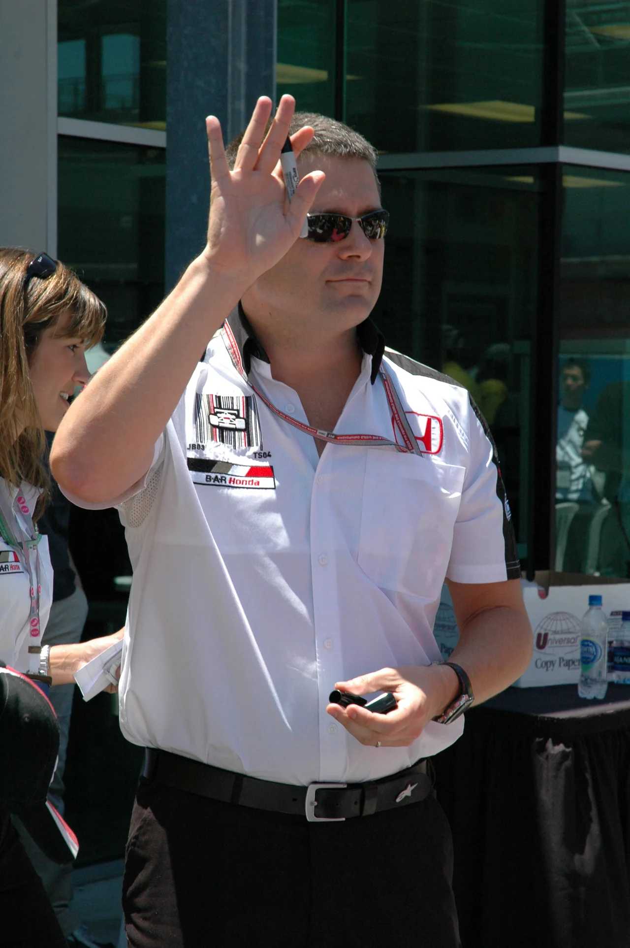 Gil de Ferran waving.jpg