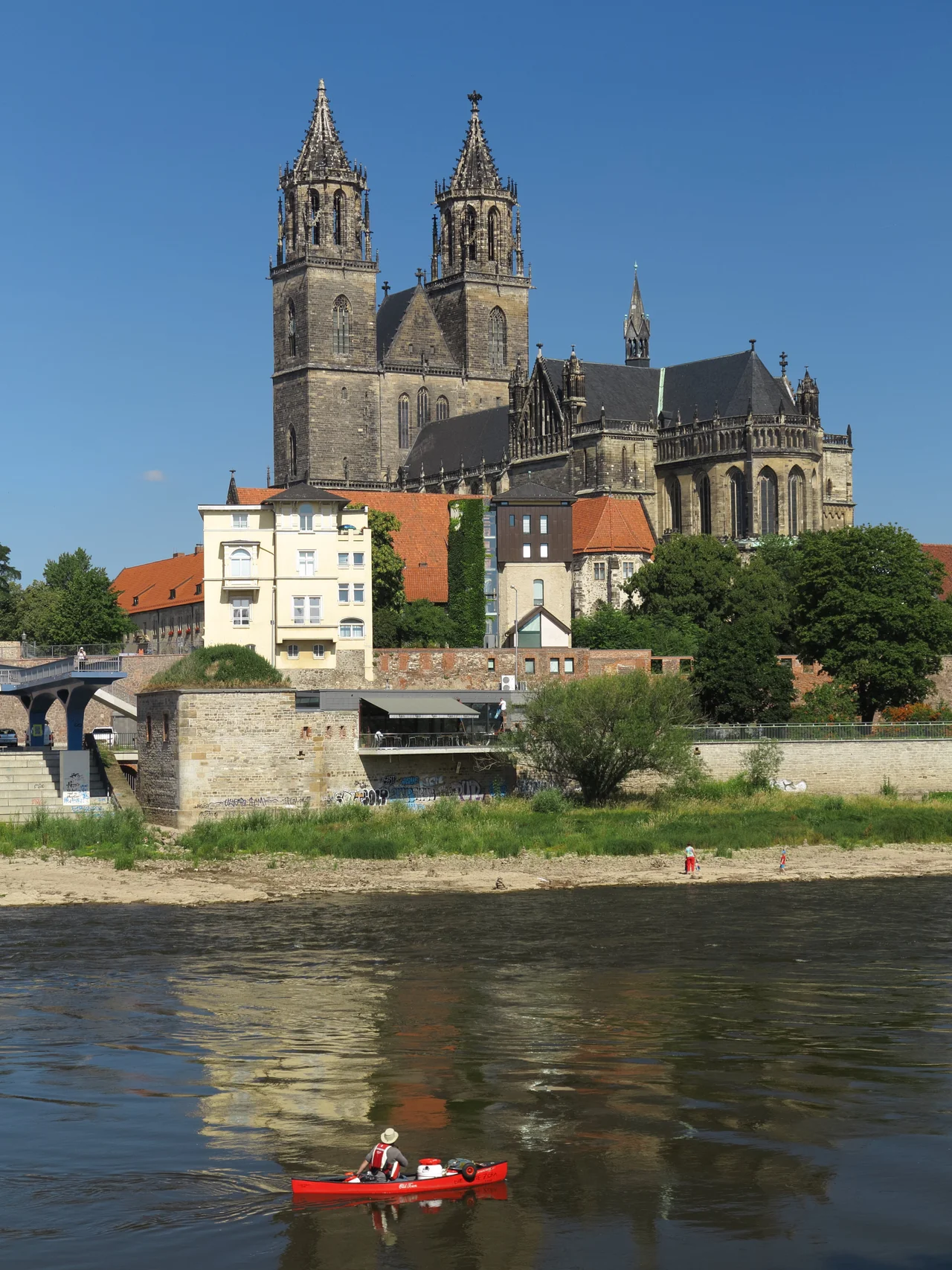 Magdeburg Cathedral. Part oft the Domfelsens that is usually submerged has fallen dry due to low water levels. Furthermore the river is closed to commercial navigation