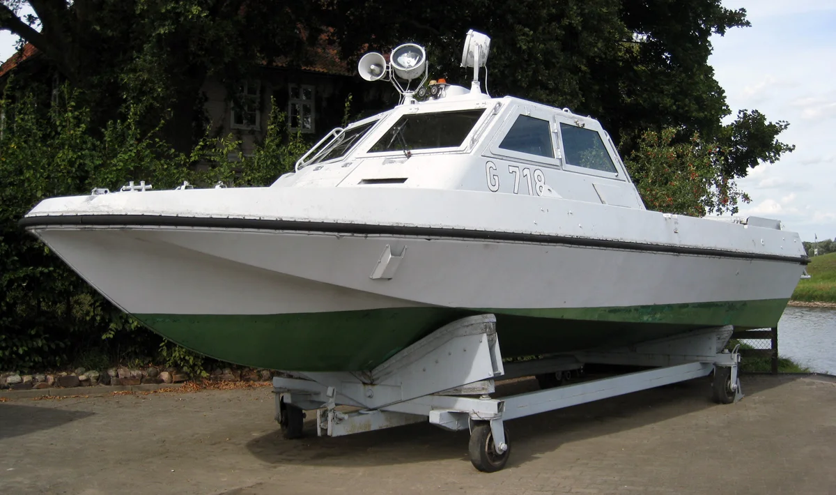 High-speed Grenzsicherungsboote (Border Security Boat) of the GDR. On display at Schnackenburg, Lower Saxony.
Technical data:
Constructed: 1979
Length: 9.75m
Breadth: 3.20m
Depth: 0.46m / 0.85m
Speed: 50 km/h
Propulsion: 2 x 140 horsepower engines