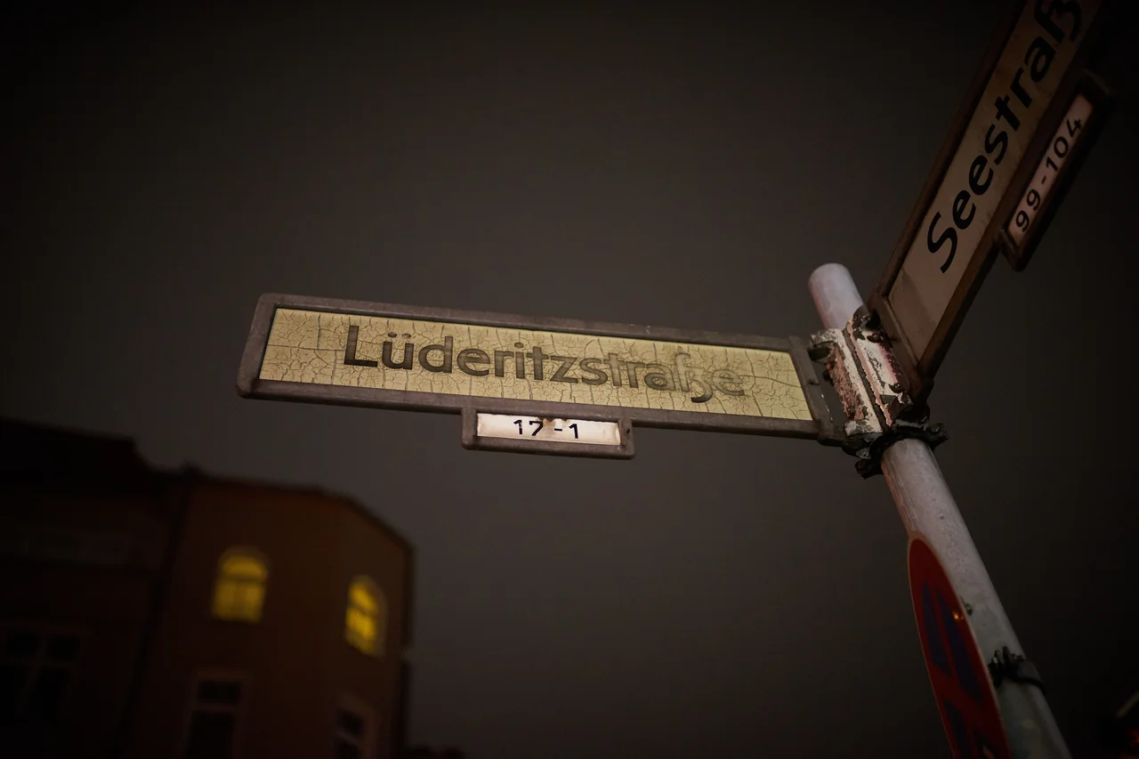 Strassenschild Lüderitzstrasse, Afrikanisches Viertel, Berlin-Wedding. Der Straßenname ehrt den Händler Adolf Lüderitz, der 1883 das Volk der Nama bei einem Landkauf betrog und so den Grundstein zur Kolonie Deutsch-Südwestafrika legte.