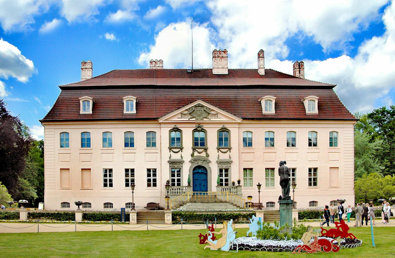 13.05.2015    03042  Branitz (zu Cottbus): Fürst-Pückler-Park Branitz: Schloß von Osten. Die Herrschaft Branitz gelangte 1696 in den Besitz der Grafenfamilie Pückler. 1846 bis 1871 legte Hermann Fürst Pückler-Muskau den  Landschaftspark an.  Das Schloß Branitz wurde  1772 nach  Entwurf von Gottfried Semper  errichtet.  1850 erfolgte ein Umbau. 1945 enteignet. In der DDR Bezirksmuseum. Die museale Nutzung blieb bis heute erhalten.  Seit 1995 wird der Innenpark mit Pleasureground und Schloß von der kommunalen Stiftung Fürst-Pückler-Museum Park und Schloß Branitz verwaltet und gepflegt.  
[DSCN5614+5615.JPG]20150513315MDR.JPG(c)Blobelt