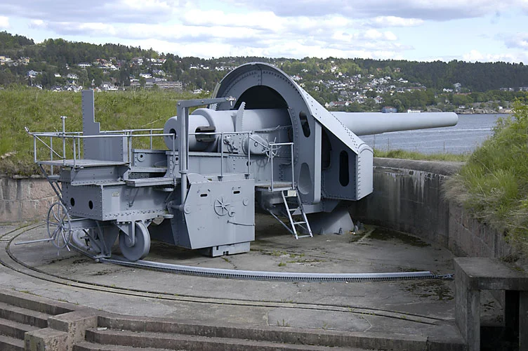 28 cm gun at Oscarsborg Fortress.jpg