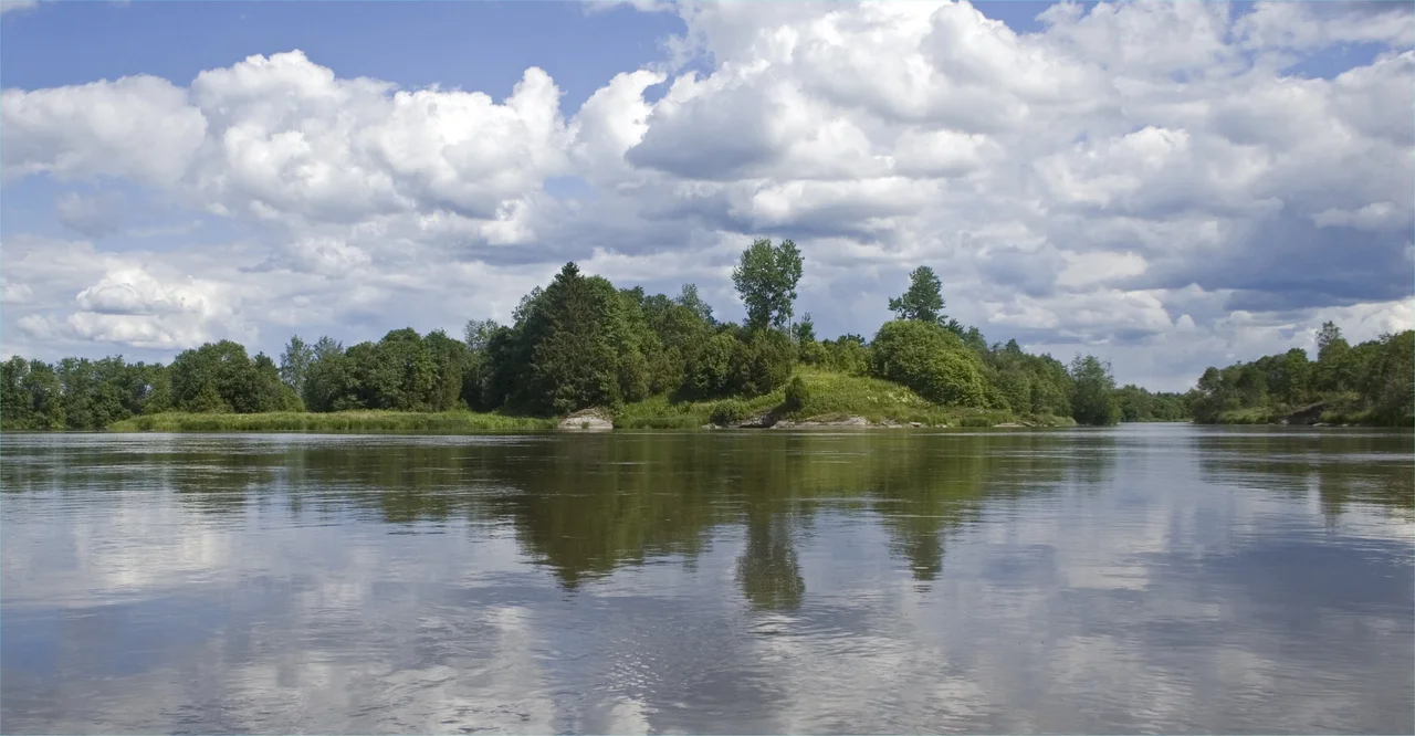 Kokemäen linnaluodossa on ilmeisesti sijainnut muinainen pieni kivilinna. Kalliolla olisi ollut torni ja oikealla oleva väylä esteenä.