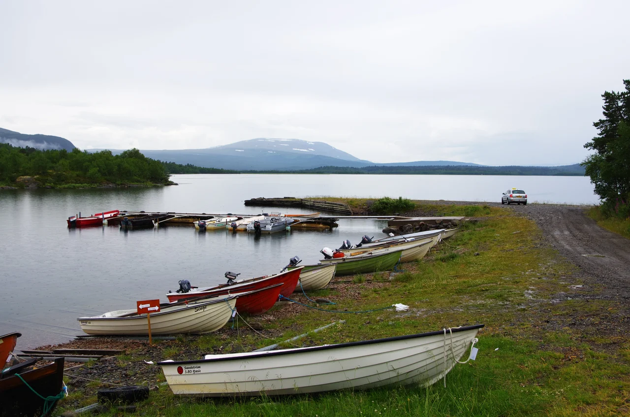 Sjön Iraft i vid Adolfström i Arjeplogs kommun, Lappland i Sverige.