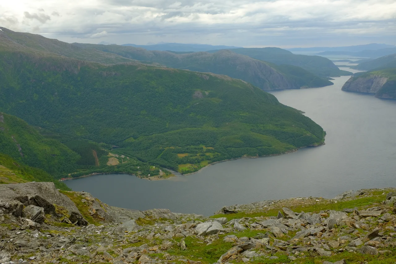 Sjønstå was a village for a short period when Sulitjelma Gruber had its activity in the area, approximately 1890-1956. Sjønstå farm and Sjønståelva which flows into Øvervatnet lake, Fauske municipality in Nordland county.
