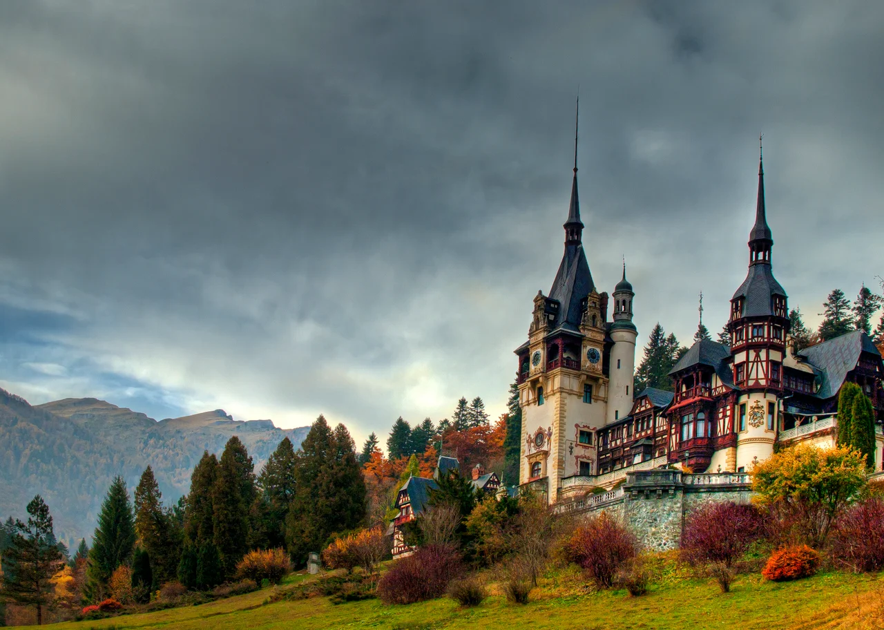 Peisaj de toamna la Castelul Peles, Sinaia, cu Muntii Bucegi in fundal.