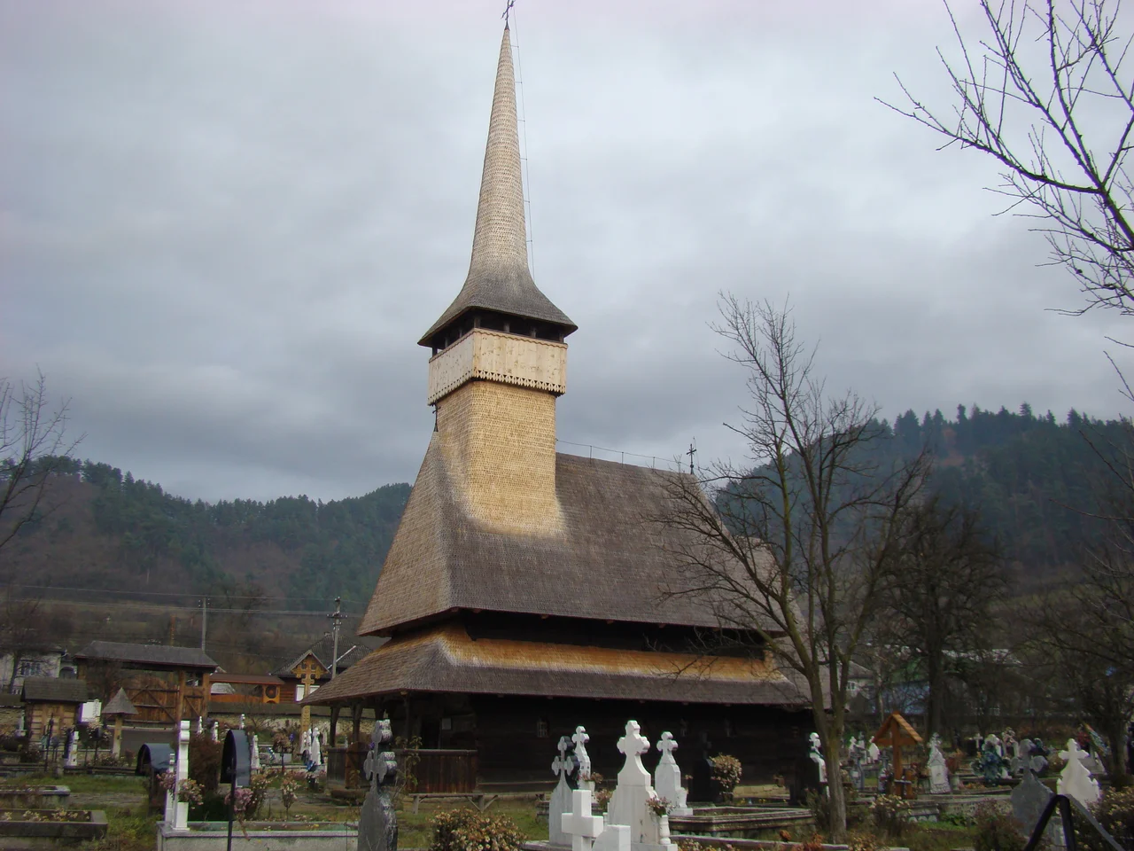 Biserica de lemn „Sf.Arhangheli” din Rozavlea, județul Maramureș