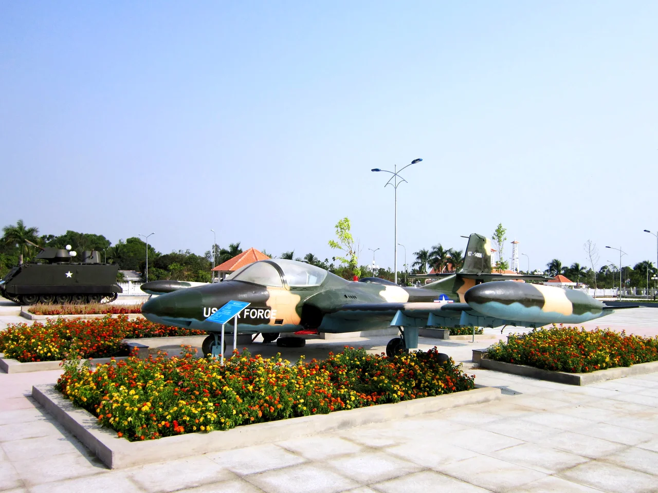 Máy bay và xe thiết giáp của Hoa Kỳ được sử dụng trong chiến trường tại miền Nam Việt Nam trước 1975, hiện trưng bày trong Khu di tích Chiến thắng Chương Thiện, tọa lạc tại phường 5, thành phố Vị Thanh, tỉnh Hậu Giang, Việt Nam.