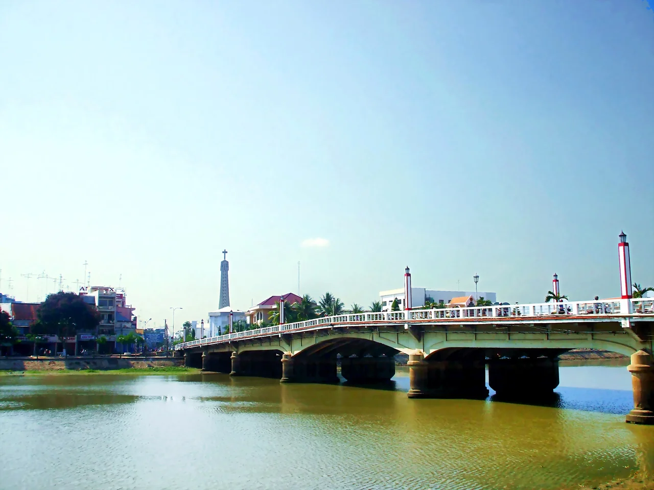 Cầu Hoàng Diệu bắc qua sông Long Xuyên, TP. Long Xuyên, tỉnh An Giang.