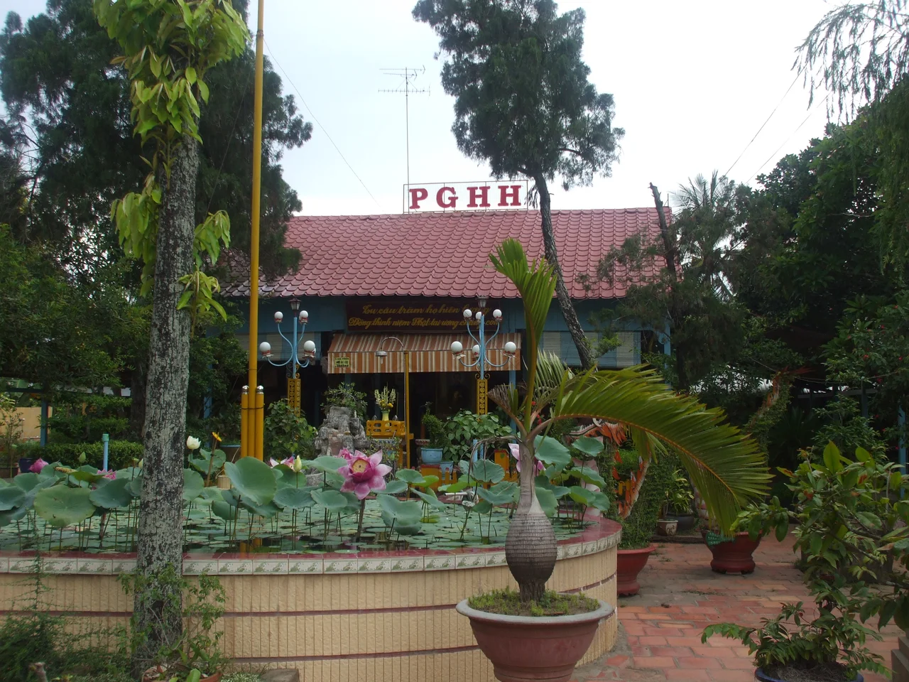 Ngôi nhà có tên Tổ đình này, là nơi sinh trưởng Huỳnh Phú Sổ, và là nơi khai sáng đạo Phật giáo Hòa Hảo của ông. Xưa nơi đây thuộc làng Hoà Hảo; nay thuộc thị trấn Phú Mỹ, huyện Phú Tân, tỉnh An Giang.