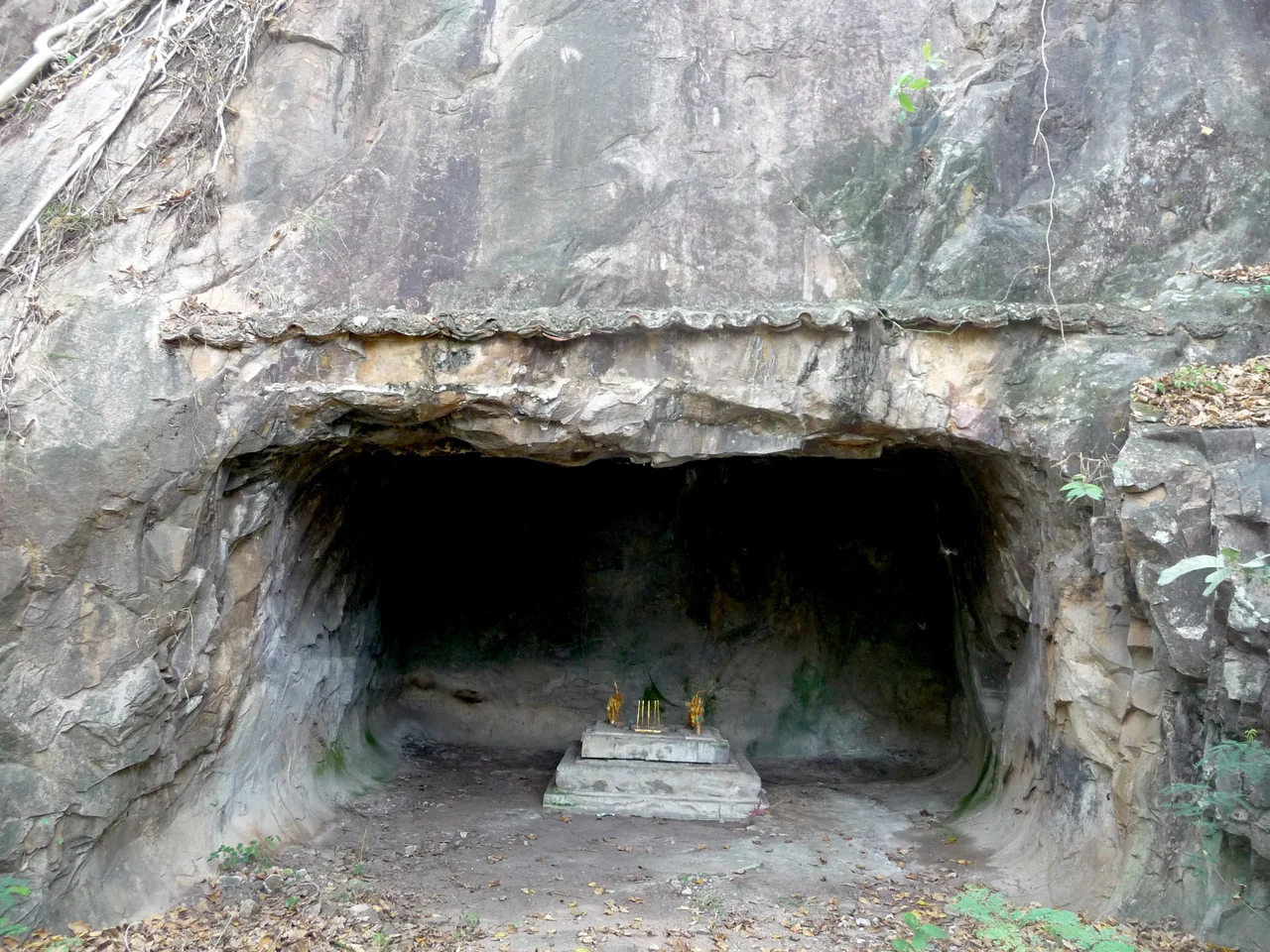 Grotte artificielle sanctuaire bouddhique
