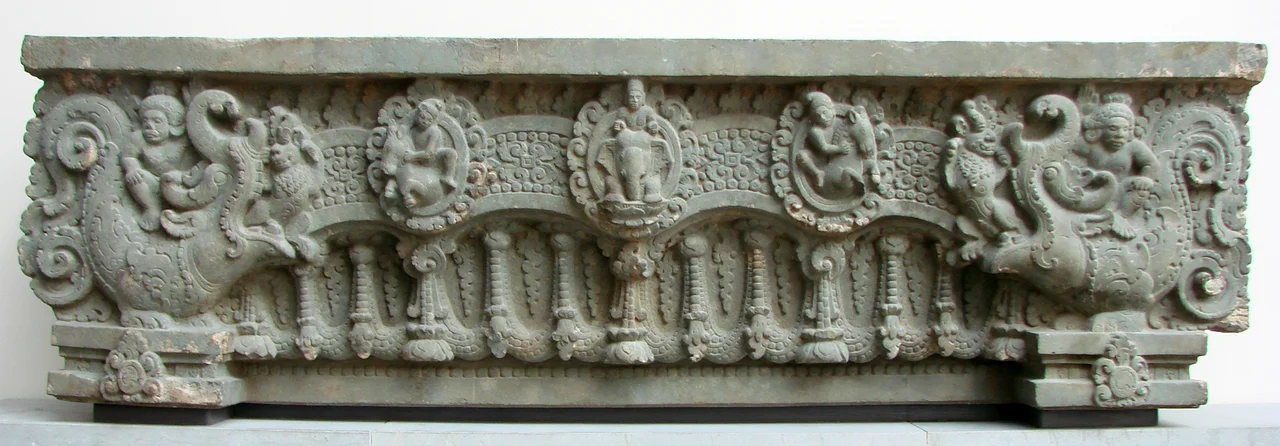 Linteau. Provenance: Cambodge, province de Kompong Thom, Sambor Prei Kuk S7. Style de Sambor Prei Kuk. 1ère moitié du 7ème siècle. Au centre: Indra, dieu de l'orage et gardien de l'Est, chevauchant l'éléphant Airavana; de part et d'autre, les Marut, dieux de la tempête et du vent.Musée Guimet,Paris.