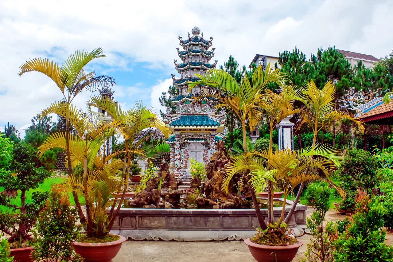 Một tháp mộ ở trong khuôn viên chùa Linh Sơn (Đà Lạt, Việt Nam).