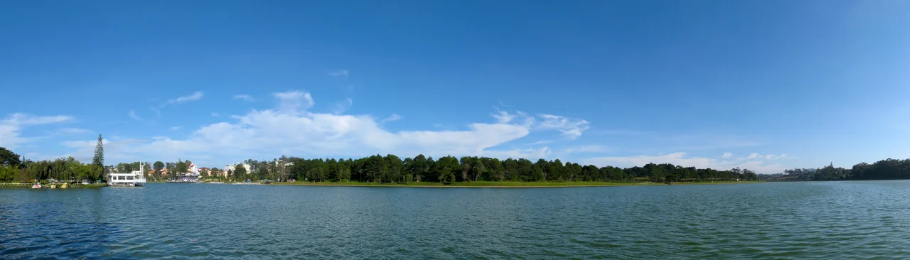 Xuan Huong lake in the morning