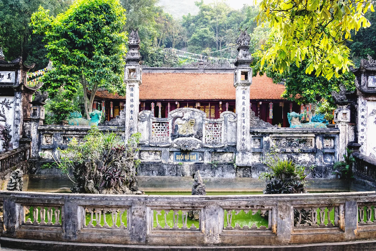 Một tự viện bên suối Hổ Khê trong quần thể di tích chùa Hương ở Hà Nội, Việt Nam.