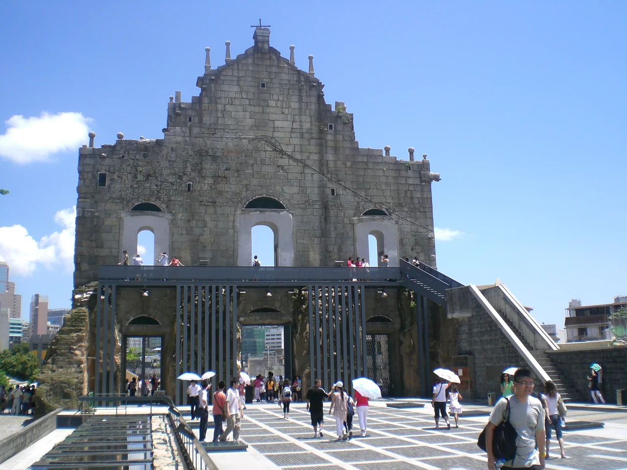 大三巴牌坊, Cathedral of Saint Paul in Macau
and 天主教藝術博物館與墓室 O Museu de Arte Sacra e Cripta (Museum of Sacred Art).
Photo author= Mo707