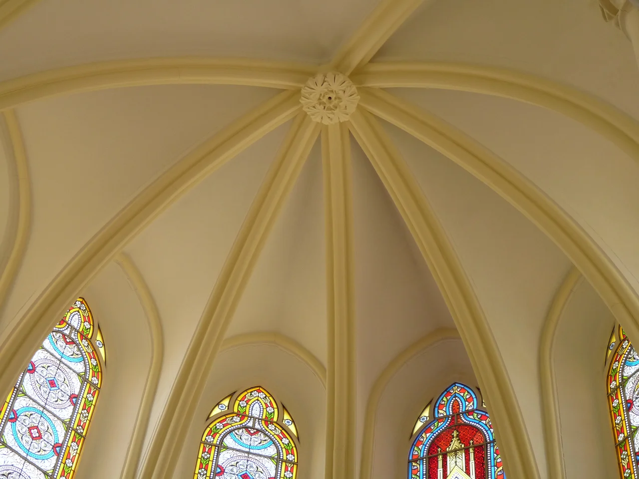 Rib vault was one of the neo-gothic characteristics in Bethanie's architectures. It used to be a support of the building in the past but now for a decorational purpose after restoration.