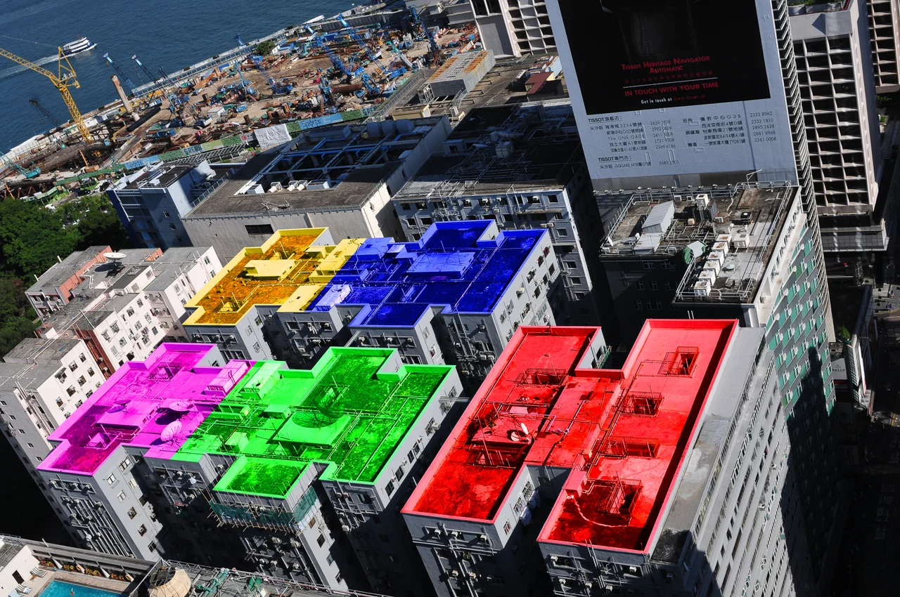 Aerial view of Chungking Mansions. Roof colors added: A-red, B-green, C-purple, D-blue, E-yellow. Nathan Road is on the far right side.
