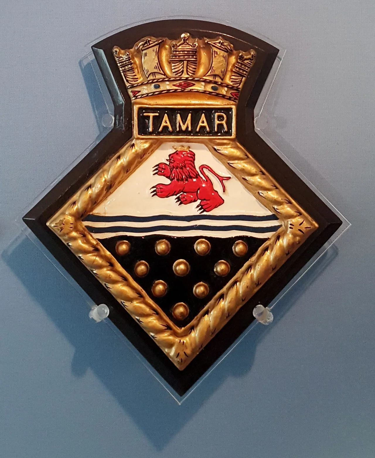 A plaque engraved with the crest of HMS Tamar.
Collected by Hong Kong Museum of Coastal Defence.