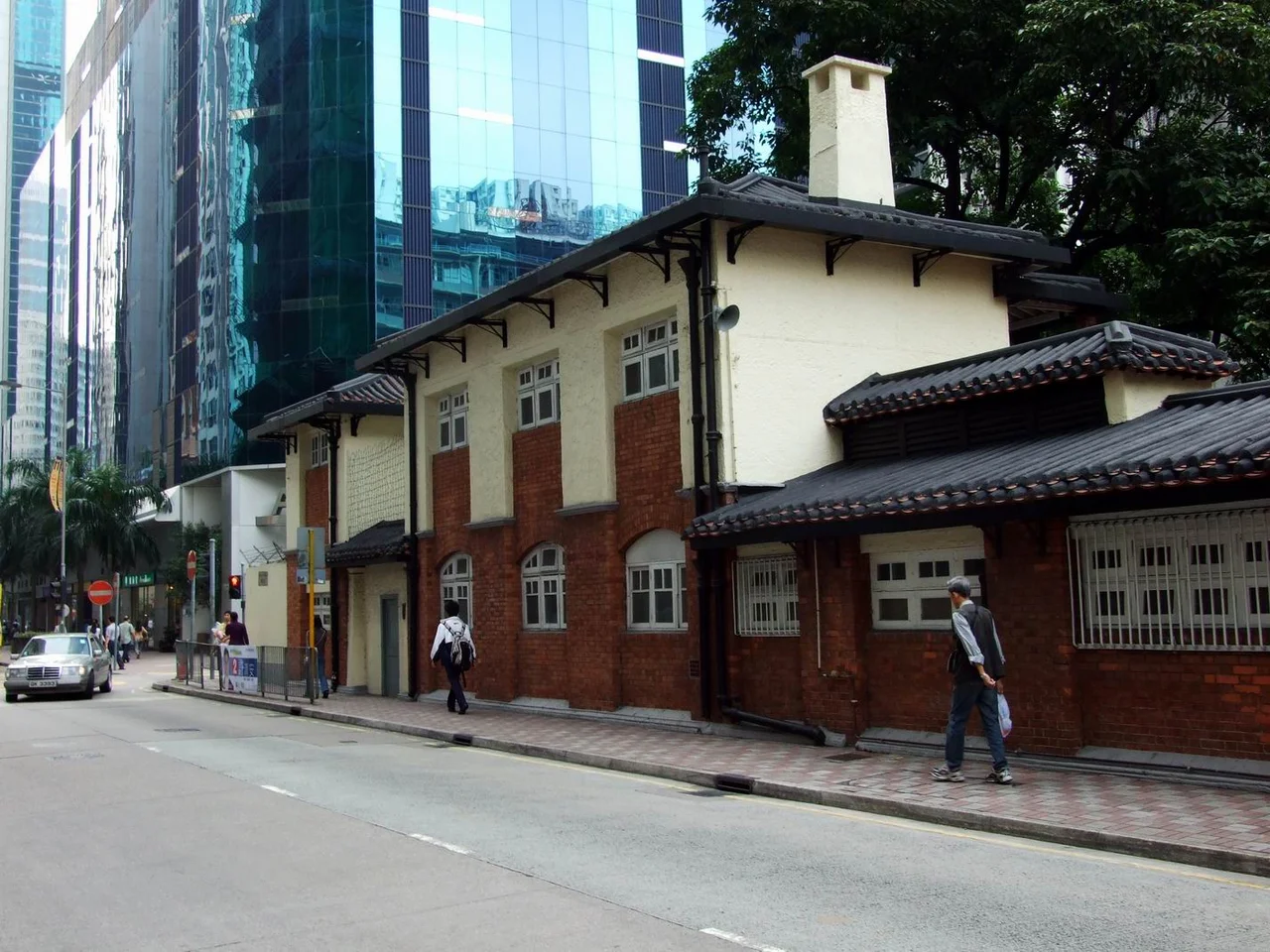 zh:前香港皇家遊艇會會所. Former Royal Hong Kong Yacht Club clubhouse at Oil Street / Electric Road